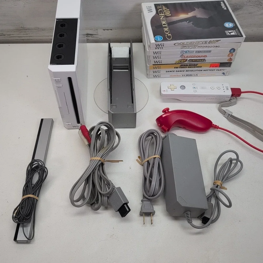 Nintendo Wii RVL-001 Console Bundle White GameCube Compatible 8 Games Nunchuk